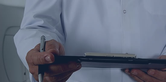 Arzt unterschreibt Formular